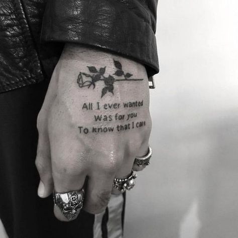 Tato Grunge, Meaningful Tattoos For Men, Herren Hand Tattoos, Tattoo Writing, Emo Tattoos, Tato Jari, Tatuagem Masculina Pequena, Rose Hand Tattoo, Grunge Tattoo