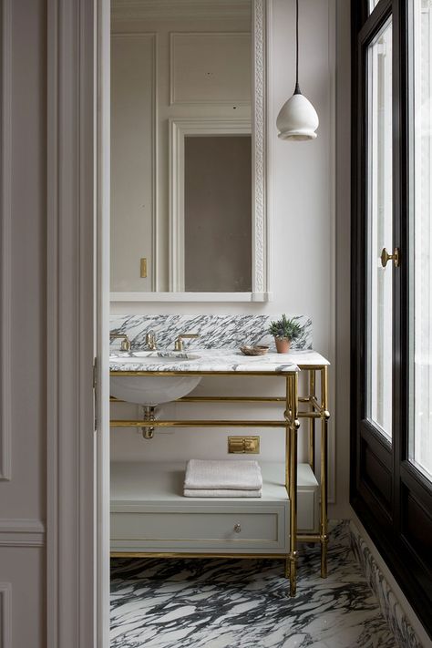 Magnificent penthouse with historical details in Paris Paris Penthouse, Christina Cole, Bad Inspiration, Bathroom Goals, Home Luxury, Chic Bathrooms, Paris Apartments, Marble Bathroom, Cheap Decor