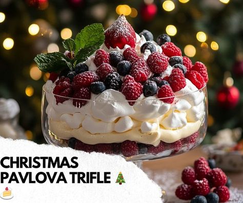 Pavlova Trifle Recipes, Christmas Pavlova Trifle, Cheesecake Pavlova, Christmas Pavlova Ideas, Pavlova Trifle, Christmas Pavlova Recipe, Triffle Recipe, Christmas Desserts For A Crowd, Amazing Christmas Desserts