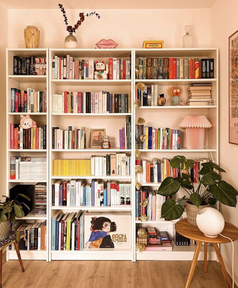 Billy Bookshelf Styling, Bookshelf Room, Cozy Dorm, Bookshelf Aesthetic, Apartment Designs, Cozy Dorm Room, Kid Rooms, Cozy Spaces, Dream Office