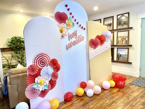 Make yourself a set of party arches! You won’t believe how easy the tutorial is… Lattice Photo Backdrop, Party Arches, Diy Arch Backdrop, Valentine Photo Backdrop, Diy Arch, Pastor Appreciation Month, Meg 2, Nails Tools, Party Arch