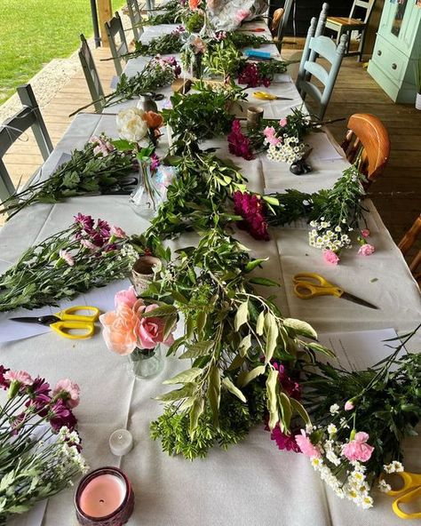 Making Flower Crowns, Amazing Saturday, Glamping Party, Boho Garden, Flower Crown Wedding, Flower Party, Flower Crowns, Hen Do, Floral Crown