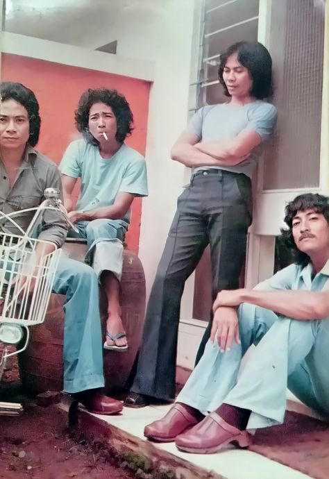 Koes bersaudara 1977 Malay Retro Outfit, 90s Filipino Fashion, 1970s Philippines, Retro Prewedding, Retro Filipino, 90s Retro Outfits, Foto Yearbook, 1970 Hair, Retro Outfits 90s