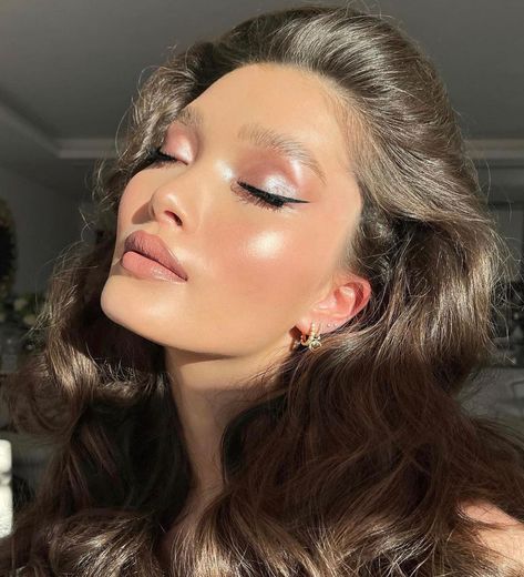 Rose Gold Makeup Looks, Nikki Makeup, Ball Makeup, Gold Makeup Looks, Shimmer Makeup, Rose Gold Makeup, Make Up Inspiration, Bridesmaid Hair Makeup, Natural Glowy Makeup