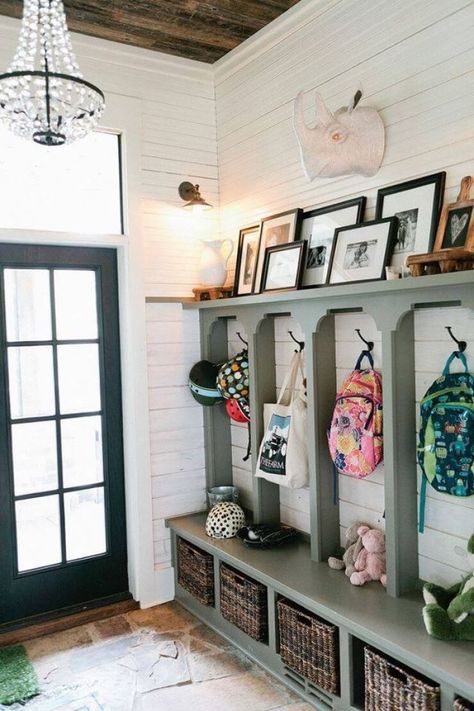 Simple Hooks and Baskets Make for Great Rustic Entryway Decorating Ideas Wall Picture Design, Mudroom Cubbies, Mudroom Remodel, Farmhouse Mudroom, Mudroom Entryway, Eclectic Farmhouse, Rustic Entryway, Farmhouse Entryway, Foyer Decorating