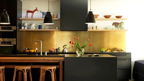 How to make a splash with your splashback | Stuff.co.nz Brass Splashback, Kitchen Color Combos, Granite Bench, Leathered Granite, Kitchen Splashback Tiles, Kitchen Bar Design, Kitchen Splashbacks, Industrial Style Kitchen, Park House