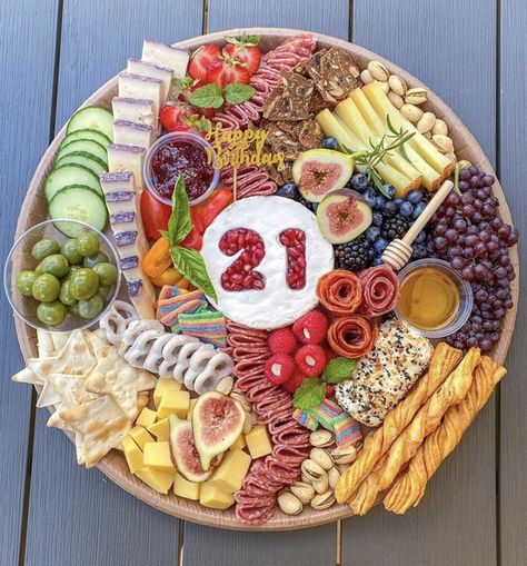 Birthday Charcuterie, Party Food Catering, Finger Food Desserts, Buffet Presentation, Candy Gifts Diy, Food Bouquet, Party Food Buffet, Reception Food, Charcuterie Inspiration