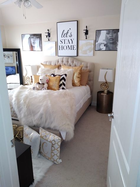 Bedroom Decor With Gold Accents, Grey And Gold Bedroom Ideas Decor, White And Gold Bedroom Ideas Master, Ivory And Gold Bedroom Ideas, Gold White And Black Bedroom, Silver And Gold Bedroom Ideas, White Gold And Black Bedroom, White And Gold Apartment Decor, Gold Room Decor Bedroom