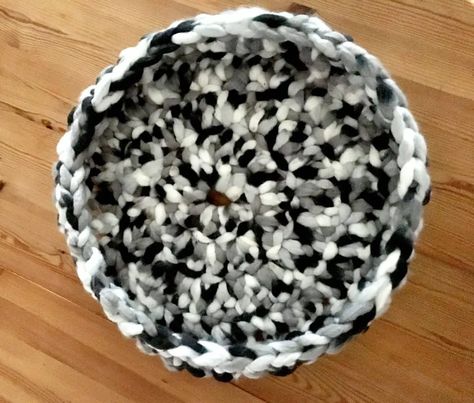 Crochet cat bed chunky giant yarn crochet hook tutorial Fostering Kittens, Cat Bed Pattern, Cats Crochet, Big Crochet, Crochet Cat Bed, Giant Yarn, Cat Basket, Diy Dog Bed, Crochet Cat Pattern