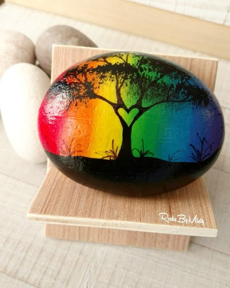 A Pride heart tree painted rock to celebrate Pride Week. @RocksByMisty Mundo Hippie, Diy Rock Art, Pride Rock, Stone Art Painting, Painted Rocks Kids, Rainbow Painting, Deco Nature, Painted Rocks Craft, Painted Rocks Diy