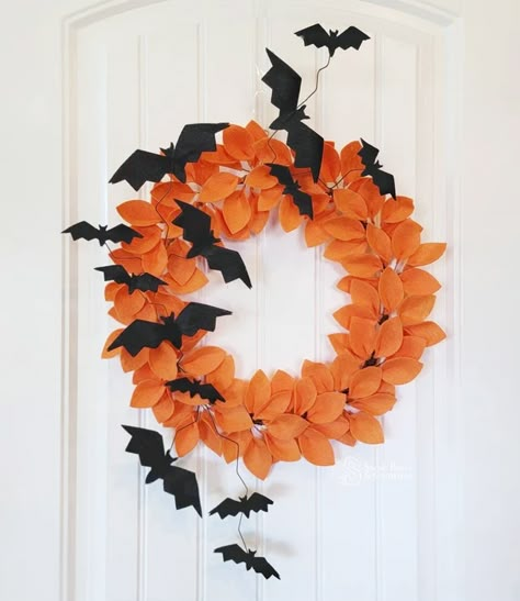 SarahBerryandCompany - Etsy Felt Bats, Modern Wreaths, Porta Halloween, Bat Wreath, Spooky Halloween Wreath, Sarah Berry, Company Halloween, Autumn House, Felt Leaf