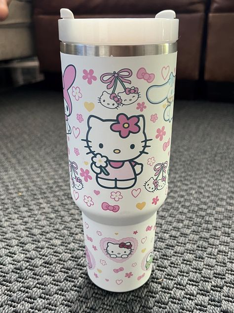 New tumbler for hot or cold drinks straw lid hand wash Hello Kitty Stanley Cup, Hello Kitty Stanley, Tumbler Accessories, Snoopy Bag, Hello Kitty Merchandise, Cute Dreads, Kawaii Kitty, Hello Kitty Shoes, Pink Wallpaper Girly