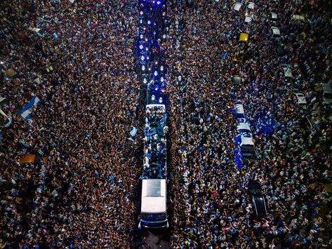 Argentina Celebration, Argentina Soccer Team, Messi World Cup, Argentina Team, Argentina World Cup, World Cup Trophy, Argentina Soccer, First World Cup, Victory Parade