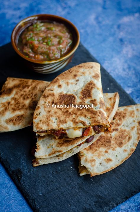 Kidney bean quesadilla- cheesy, protein-rich Mexican style quesadillas with kidney beans and cheddar. Makes for a great lunch or snack. Bean Quesadilla, Recipes With Kidney Beans, Vegetarian Quesadilla, Easy Meals For One, Kidney Bean, Quesadilla Recipes, Mexican Food Recipes Easy, Easy Snack Recipes, Kidney Beans