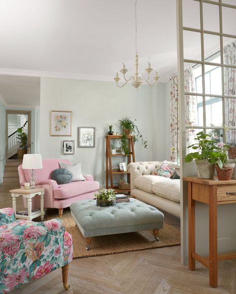 Laura Ashley Living Room, Laura Ashley Prints, London Living Room, London Living, Laura Ashley Home, Timeless Interiors, Modern Upholstery, Classic Furniture, Design Styles