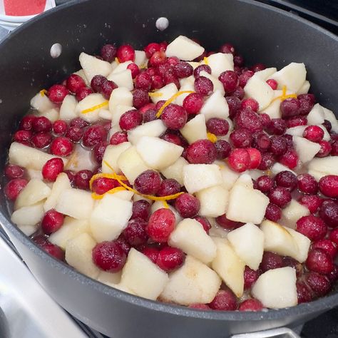 Cranberry Pear Sauce Cranberry Pear Sauce, Pear Compote, Pear Sauce, Cranberry Pear, Cherry Sauce, Apple Cranberry, Apple Pear, Dried Cherries, Hors D'oeuvres