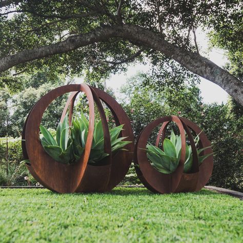 Amazing sculptural planters for making your garden stand out! Backyard Garden Landscape, Garden Stand, Metal Garden Art, Metal Planters, Outdoor Sculpture, Garden Art Sculptures, Garden Care, Garden Features, Easy Garden