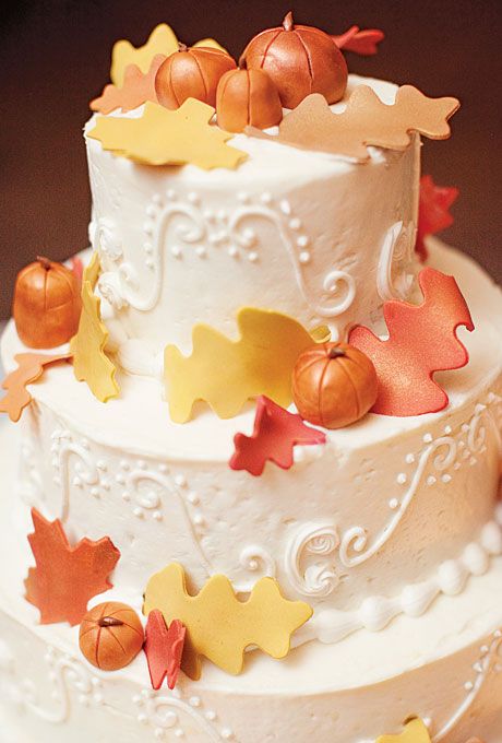 Carrot cake decorated with buttercream and marzipan leaves and pumpkins. Photo: Elisabeth Millay with Kelly Kollar. Pumpkin Wedding Cakes, Indian Spring, Autumn Wedding Cakes, Country Glam, Thanksgiving Cakes, Pumpkin Wedding, Tiered Cake, Fall Cakes, Fall Wedding Cakes