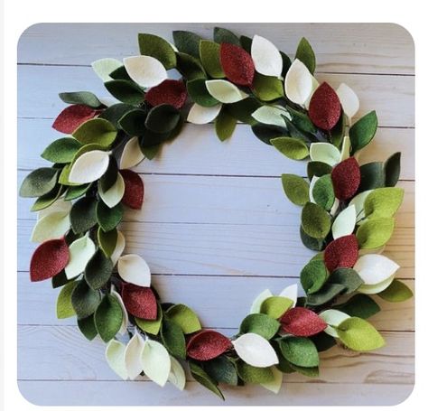 Handmade Christmas Door Wreath, Miseltoe Decoration, Handmade Christmas Wreath, Christmas Wreath Felt, Felt Wreath Christmas, Christmas Felt Wreath, Christmas Garlands Ideas, Felt Leaf Wreath, Crochet Christmas Ornaments Free Pattern