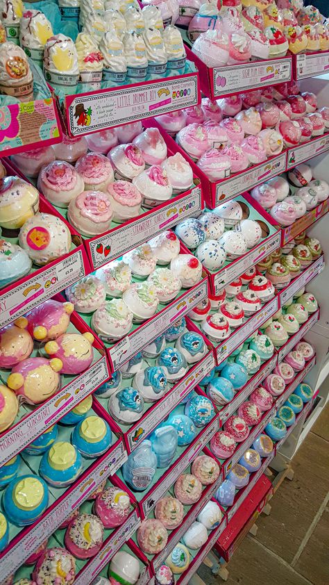 Bathbomb Display Retail, Bath Bomb Package Ideas, Bath Boms, Bath Bomb Packaging, Diy Soap Recipe, Dessert Soap, Lush Bath, Rainbow Bath Bomb, Lush Products