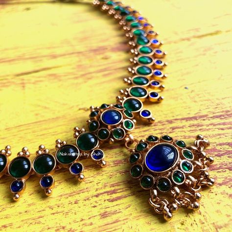 Blue Kemp Jewellery, Kempu Necklace, Kemp Jewellery, Kemp Necklace, Ruby Necklace Designs, Droplet Necklace, Temple Jewellery Earrings, Indian Jewelry Earrings, Perhiasan India