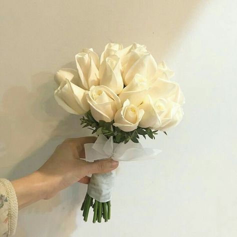 White Rose Bridal Bouquet, Small Wedding Bouquets, Hanging Wedding Decorations, Night Time Wedding, White Rose Bouquet, Love Quotes For Wedding, Rose Bridal Bouquet, Bridal Bouquet Flowers, Boquette Flowers