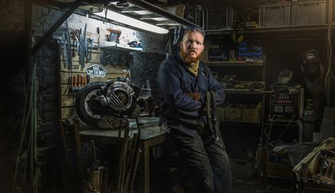 Mechanic - Ilya Nodia on Fstoppers Mechanics Photography, Mural Art Design, Mechanical Workshop, Recording Studio Home, 3d Modeling Tutorial, Environmental Portraits, Portrait Lighting, Studio Photography Lighting, Creative Poster Design