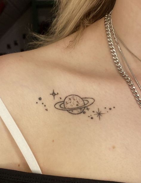 Full Moon Tatoos Ideas, Saturn Tattoo Aesthetic, Saturn Flower Tattoo, Planet Moon Tattoo, Tattoo Ideas Astronomy, Tatuagem Aesthetic Grunge, Taylor Swift Moon And Saturn Tattoo, Taylor Swift Aesthetic Tattoo, Ethereal Aesthetic Tattoo