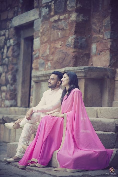 Temple Wedding Photography, Pre Wedding Photoshoot Outfit, Indian Wedding Photography Couples, Wedding Photoshoot Props, Pre Wedding Shoot Ideas, Indian Wedding Couple Photography, Pre Wedding Photoshoot Outdoor, Wedding Photoshoot Poses, Wedding Couple Photos