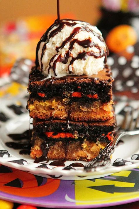 Ultimate Halloween Peanut Butter Oreo Brownie Bar Peanut Butter Cookie Dough Brownies, Hot Fudge Topping, Oreo Brownie, Halloween Brownies, Butter Cookie Dough, Cookie Dough Brownies, Oreo Fudge, Peanut Butter Oreo, Peanut Butter Cookie Dough