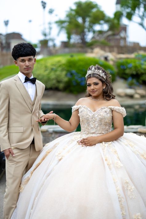 Confirmation Photoshoot, Save The Date Ideas Photoshoot, Quinceañera Photoshoot, Quinceañera Photoshoot Ideas, Quince Pictures, Sweet 16 Pictures, Quinceanera Pictures, Save The Date Ideas, Quinceanera Photoshoot