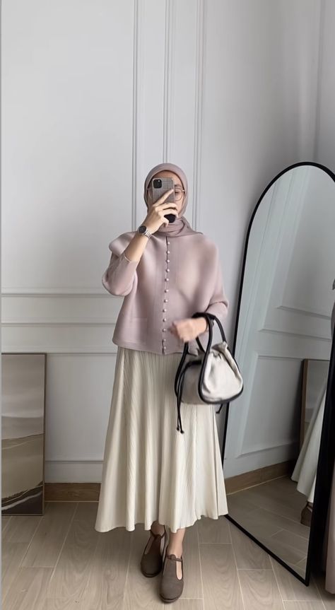 Office Outfits Women Hijab, Office Skirt Outfit, Korean Style Hijab, Outfits Muslim, Rok Outfit, Ootd Hijab Casual, Hijab Style Tutorial, Hijab Trends, Style Hijab