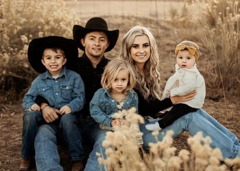 Cowboy Family Pictures, Country Family Photos, Western Family Photos, Farm Family Pictures, Western Photo Shoots, Western Family, Fall Photo Shoot Outfits, Cute Family Pictures, Cute Country Couples