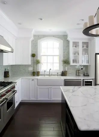 38 Immaculate Kitchens with Dark Floors (Photo Gallery) – Home Awakening Dark Grey Floor Kitchen, Grey Floor Kitchen, Gray Subway Tiles, Dark Grey Floor, Gray Subway Tile, Dark Kitchen Floors, Diy Kitchen Makeover Ideas, Kitchen Window Valances, Farmhouse Kitchen Backsplash