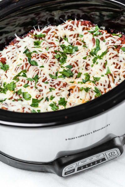 27 Dump Dinners That Basically Cook Themselves Slow Cooker Stuffed Shells, Stuffed Shells With Spinach, Spinach Stuffed Shells, Meat Lasagna, Slow Cooker Lasagna, Dump Dinners, Snickerdoodle Cookies, Crock Pot Slow Cooker, Crock Pot Cooking