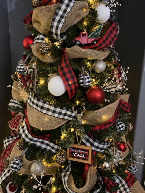 Red And Black Buffalo Plaid Christmas, Red Truck Christmas Tree Theme, Doorway Ideas, Decor Natal, Black Christmas Decorations, Budgeting Ideas, Country Christmas Trees, Buffalo Plaid Christmas Decor, Plaid Christmas Decor