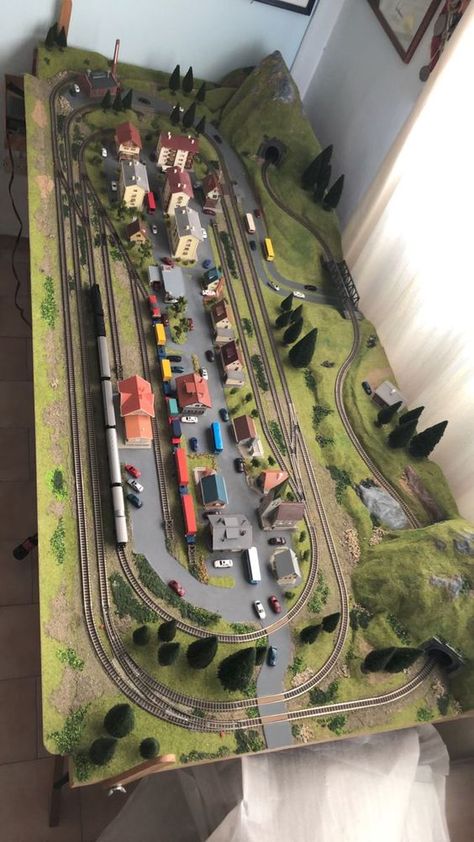 Hornby Trains Layouts, Train Layout Ideas, Model Trains Ho Scale, Model Train Display, N Scale Train Layout, N Scale Layouts, Ho Train Layouts, Model Train Table, Ho Scale Train Layout