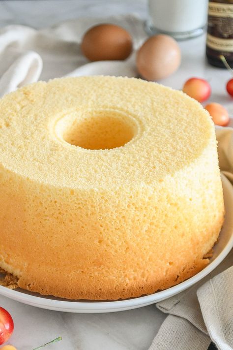 Vanilla Chiffon Cake Chiffon Cakes Recipe, Best Chiffon Cake Recipe, Vanilla Chiffon Cake Recipe, Vanilla Chiffon Cake, Chiffon Cake Recipe, Flavored Whipped Cream, Inside Cake, Cake Tips, Cake Liner