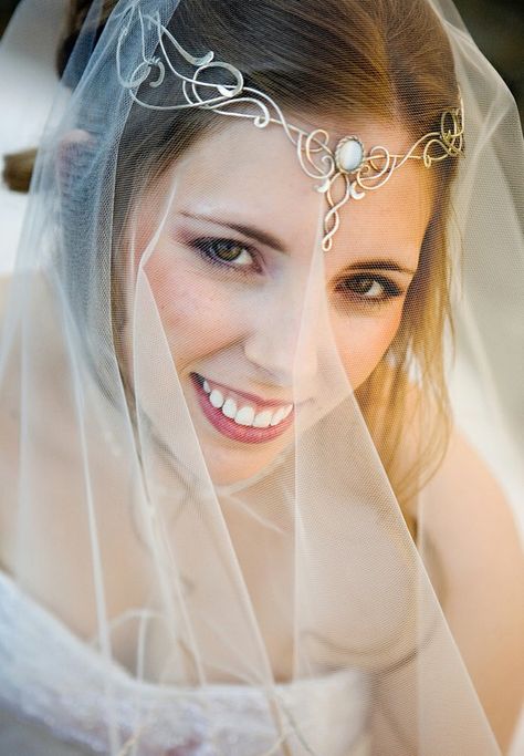 LOTR head piece for wedding... THIS IS TOTALLY HAPPENING Subtle Nerdy Wedding Ideas, Celtic Headpiece, Celtic Headband, Traditional Headpiece, Elvish Style, Elven Headpiece, Elvish Wedding, Bridal Circlet, Lotr Wedding