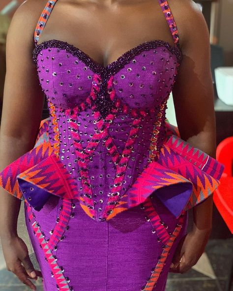 Ghana Bride, Traditional Wedding Styles, Purple Kente, Pink Kente, Ghanaian Traditional Wedding, African Wear Designs, Kente Designs, Engagement Backdrop, Ankara Blouses