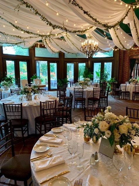 Rustic Banquet Decor, Small Hall Wedding Decorations, Reception Wedding Decorations Indoor, Wedding Venues Indoor Simple, Wedding Venues Indoor Receptions, Indoor Small Wedding, Indoor Rustic Wedding Reception, Small Wedding Reception Ideas Indoor, Banquet Hall Wedding Decor