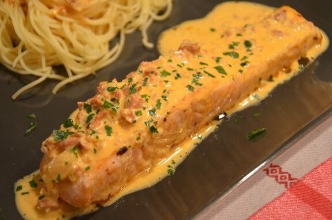 Pavés de saumon sauce chorizo Breaded Salmon Recipes, Spicy Salmon Recipes, Sauce Chorizo, Creamy Cajun Sauce, Smoky Salmon, Blackened Salmon Recipes, Breaded Salmon, Cajun Sauce, Blackened Salmon