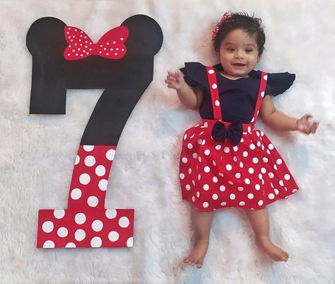 Disney Theme Monthly Milestone, Diy Newborn Photography, Monthly Pictures, Mother Art, Baby Minnie Mouse, Monthly Photos, Foto Baby, Monthly Themes