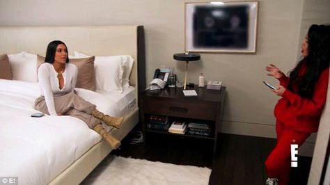 Kourtney Kardashian Bedroom, Kim Kardashian Bedroom, Kardashian Bedroom, Kylie Jenner New House, Paris Hotel Room, Kourtney Kardashian House, Townhome Decorating, Calabasas Homes, Kardashian Home