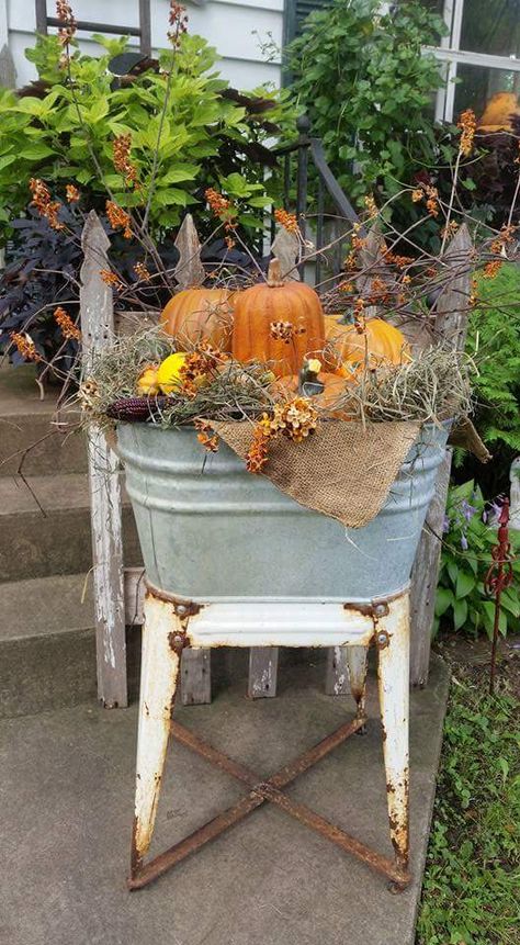 Wash tub decor Vintage Modern Decor, Farmhouse Cottage Decor, Urban Decor, Fall Decor Inspiration, Fall Planters, Fall Front Porch Decor, Fall Arrangements, Fall Deco, Fall Thanksgiving Decor