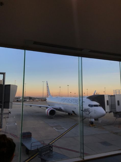 Melbourne Airport Aesthetic, Melbourne Aesthetic, Plane Photography, Break Point, Fake Insta, Melbourne Airport, Airplane Drawing, Airport Aesthetic, Travel Picture Ideas