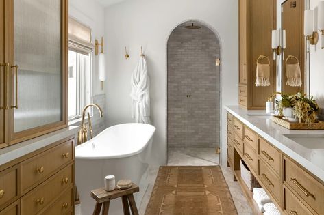 Santa Barbara Bathroom, Colonial Bathroom Ideas, Bathroom Stools, Colonial Bathroom, Shower Arch, Fall Bathroom Decor Ideas, Trendy Bathroom Tiles, Luxe Bathroom, Tile Colors