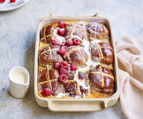 This delicious hot cross buns pudding uses cream, cinnamon, and vanilla to turn the traditional Easter bun into something truly special. Easter Hot Cross Buns, Easter Cake Easy, Easter Carrot Cake, Cross Buns Recipe, Easter Bun, Spiced Buttercream, Hot Cross Buns Recipe, Hot Cross Bun, Homemade Custard