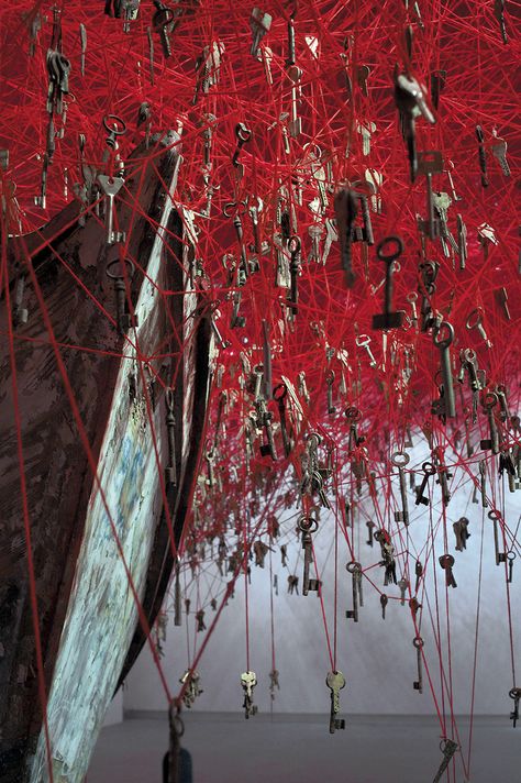 shiota-7 Chiharu Shiota, Red Web, Colossal Art, Artistic Installation, Keys Art, Venice Biennale, To Infinity And Beyond, Sculpture Installation, Land Art