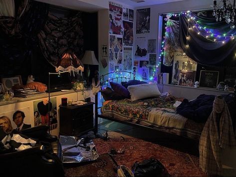 Messy Bedroom Aesthetic Dark, Midwest Emo Room, Emo Bedroom Aesthetic, Alt Bedroom, Soft Grunge Room, Emo Room Decor, Emo Room, Messy Bedroom, Grunge Bedroom